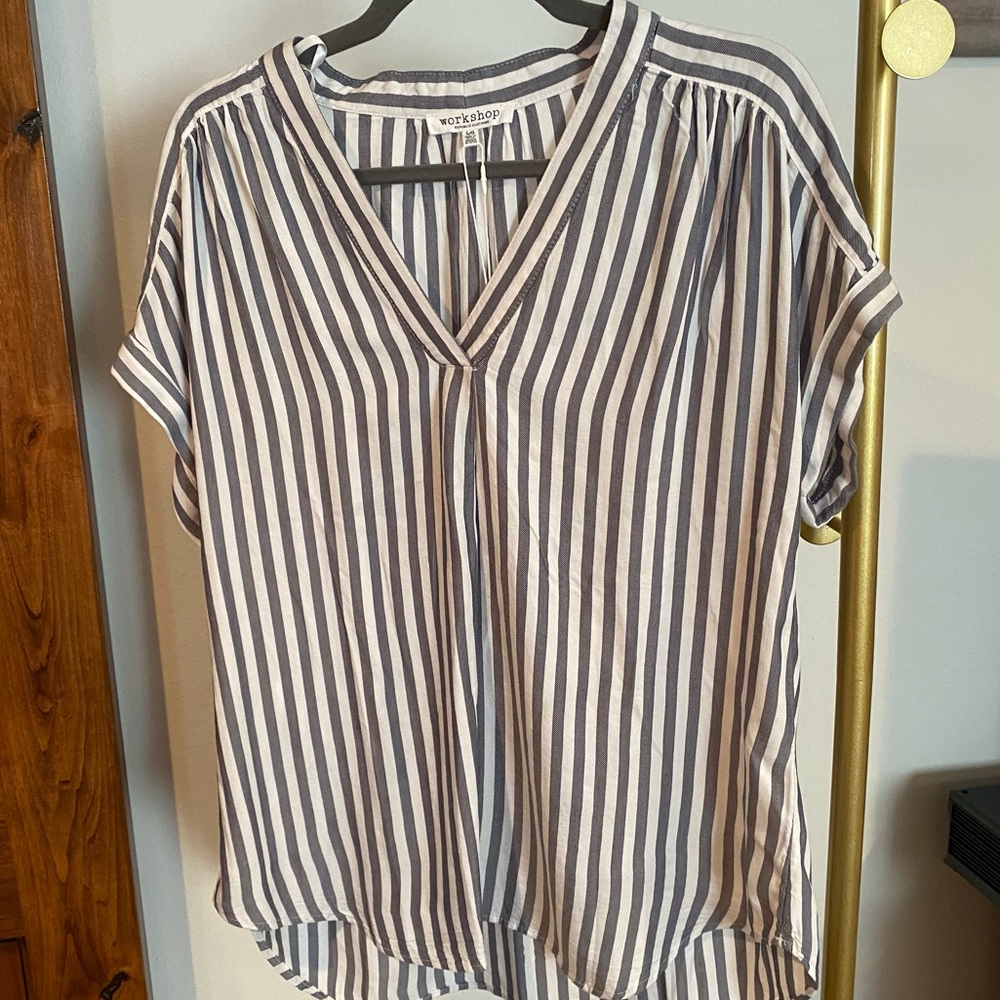 Workshop extended shoulder cuffed, V-neck placket shirt Women’s Large